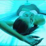 Does tanning help with acne?